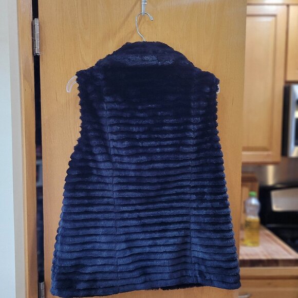 Calvin Klein Black Faux Fur Vest w/Gold Zipper Size Medium EUC - Picture 4 of 5